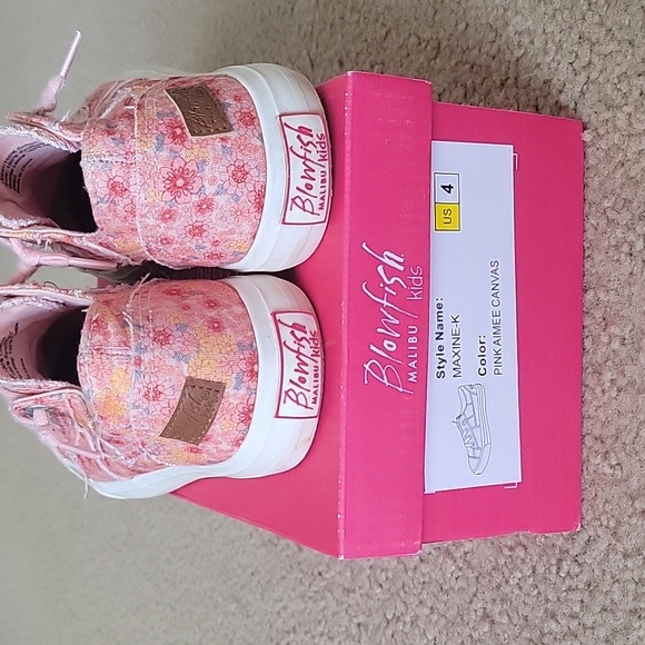 Girls slip on Blowfish sneaker size 4 - Picture 3 of 3